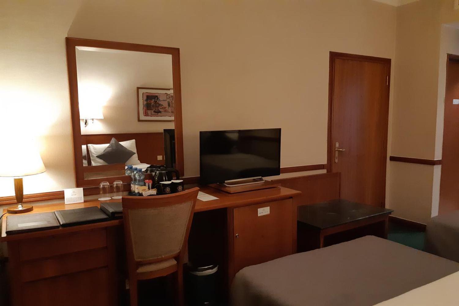 Hotel Luxe Manor Near Delhi Airport New Delhi Exterior photo